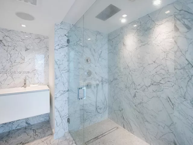 3-bedroom condo for rent in Miami Beach - 1000 S Pointe Dr PH-2804 - MondialRealty