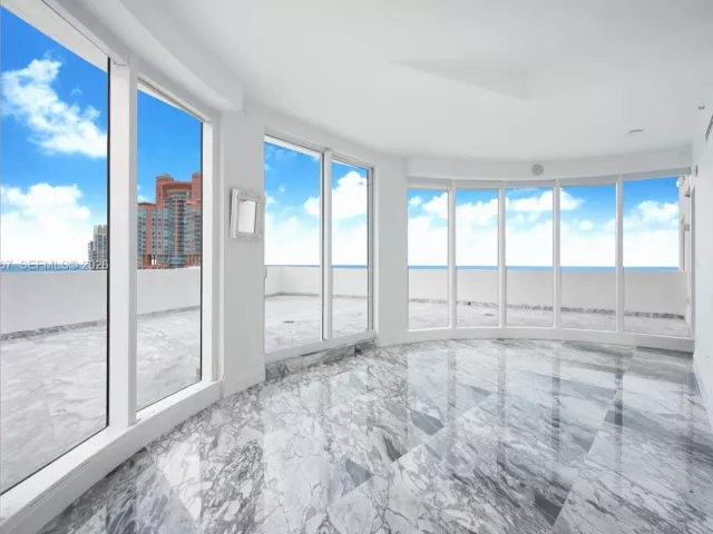 3-bedroom condo for rent in Miami Beach - 1000 S Pointe Dr PH-2804 - MondialRealty