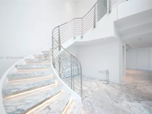 3-bedroom condo for rent in Miami Beach - 1000 S Pointe Dr PH-2804 - MondialRealty