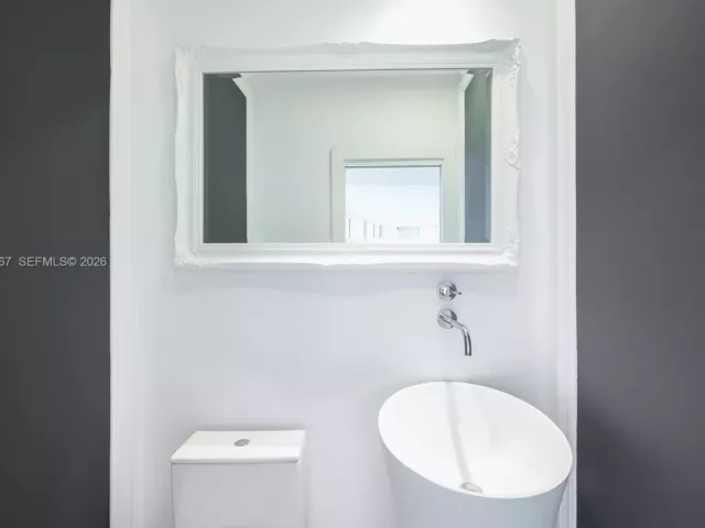 3-bedroom condo for rent in Miami Beach - 1000 S Pointe Dr PH-2804 - MondialRealty