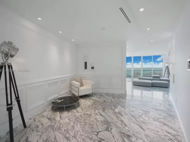 3-bedroom condo for rent in Miami Beach - 1000 S Pointe Dr PH-2804 - MondialRealty