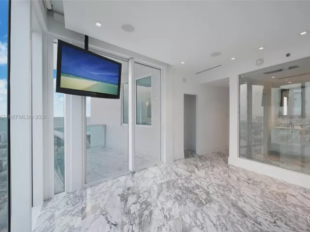 3-bedroom condo for rent in Miami Beach - 1000 S Pointe Dr PH-2804 - MondialRealty