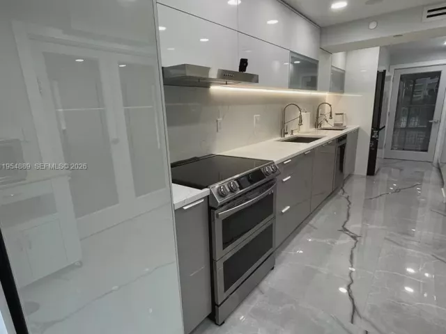 3-bedroom condo for sale in Sunny Isles Beach - 210 174th St 309 - MondialRealty