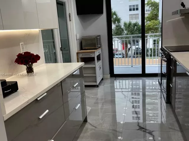 3-bedroom condo for sale in Sunny Isles Beach - 210 174th St 309 - MondialRealty