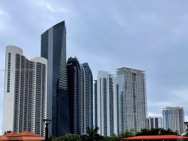 3-bedroom condo for sale in Sunny Isles Beach - 210 174th St 309 - MondialRealty