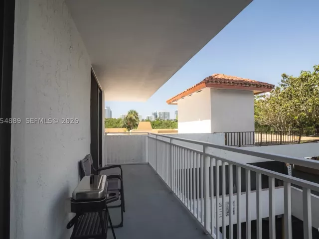 3-bedroom condo for sale in Sunny Isles Beach - 210 174th St 309 - MondialRealty