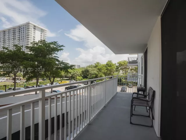 3-bedroom condo for sale in Sunny Isles Beach - 210 174th St 309 - MondialRealty