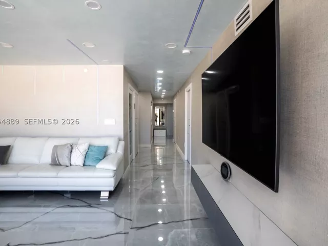 3-bedroom condo for sale in Sunny Isles Beach - 210 174th St 309 - MondialRealty