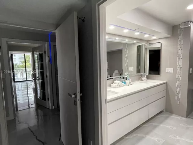 3-bedroom condo for sale in Sunny Isles Beach - 210 174th St 309 - MondialRealty