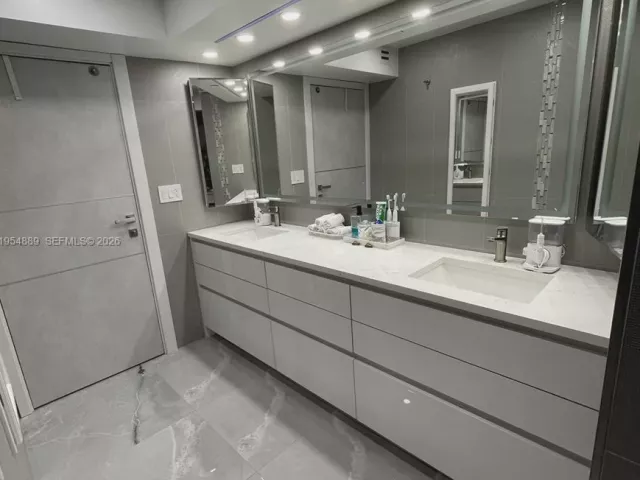 3-bedroom condo for sale in Sunny Isles Beach - 210 174th St 309 - MondialRealty