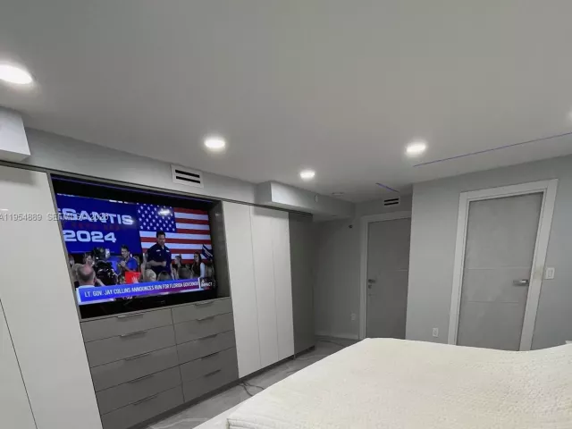 3-bedroom condo for sale in Sunny Isles Beach - 210 174th St 309 - MondialRealty