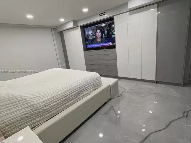 3-bedroom condo for sale in Sunny Isles Beach - 210 174th St 309 - MondialRealty