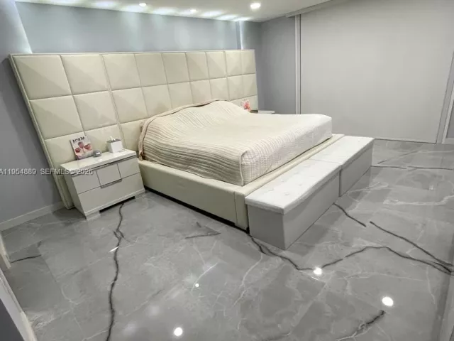 3-bedroom condo for sale in Sunny Isles Beach - 210 174th St 309 - MondialRealty