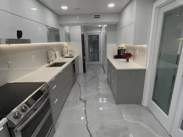 3-bedroom condo for sale in Sunny Isles Beach - 210 174th St 309 - MondialRealty