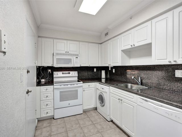 1-bedroom condo for rent in Hollywood - 2501 S Ocean Dr 1628 (Available June 20) - MondialRealty