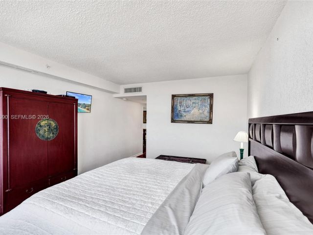 1-bedroom condo for rent in Hollywood - 2501 S Ocean Dr 1628 (Available June 20) - MondialRealty