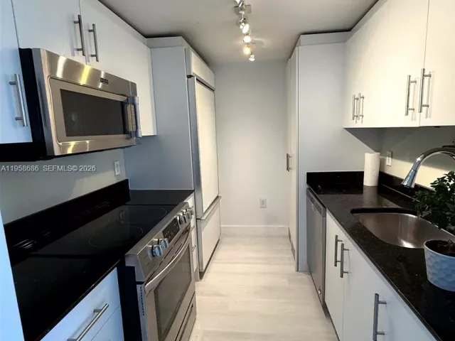 2-bedroom condo for rent in Bal Harbour - 10275 Collins Ave 420 - MondialRealty