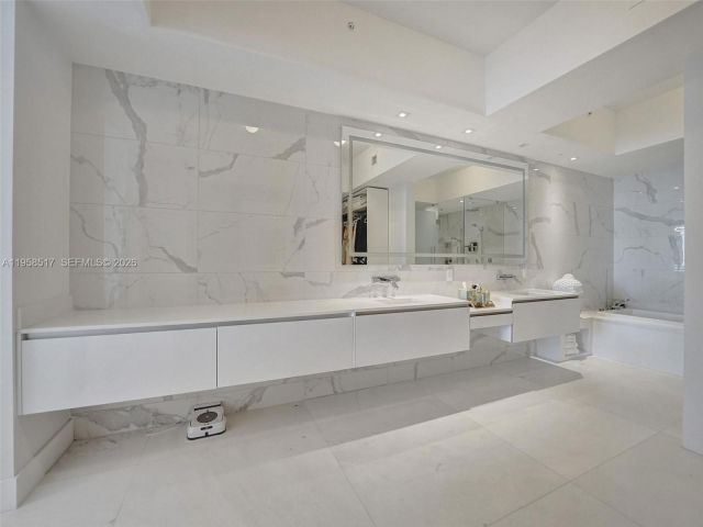 3-bedroom condo for sale in Aventura - 5500 Island Estates Dr 802 - MondialRealty