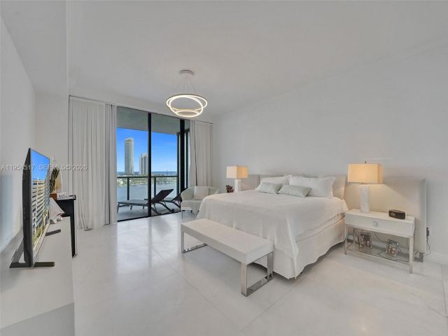 3-bedroom condo for sale in Aventura - 5500 Island Estates Dr 802 - MondialRealty