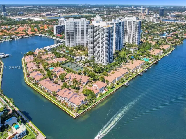 3-bedroom condo for sale in Aventura - 21050 Point Pl 3104 - MondialRealty