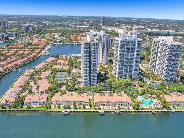 3-bedroom condo for sale in Aventura - 21050 Point Pl 3104 - MondialRealty