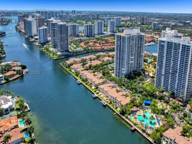 3-bedroom condo for sale in Aventura - 21050 Point Pl 3104 - MondialRealty