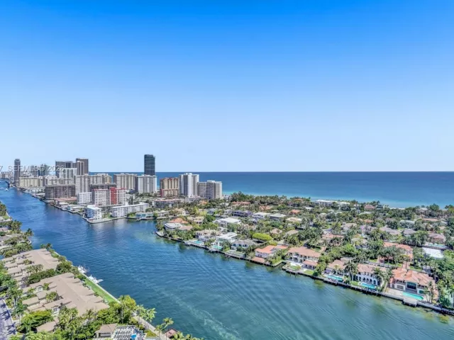 3-bedroom condo for sale in Aventura - 21050 Point Pl 3104 - MondialRealty