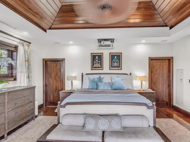 5-bedroom home for sale in Miami Beach - 1398 Bay Dr - MondialRealty