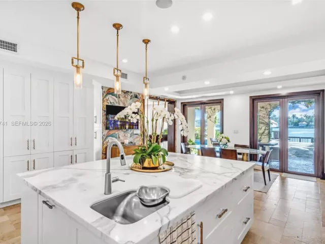 5-bedroom home for sale in Miami Beach - 1398 Bay Dr - MondialRealty