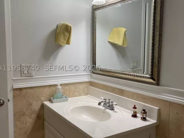 1-bedroom condo for rent in Hallandale Beach - 3180 S Ocean Dr 1602 - MondialRealty