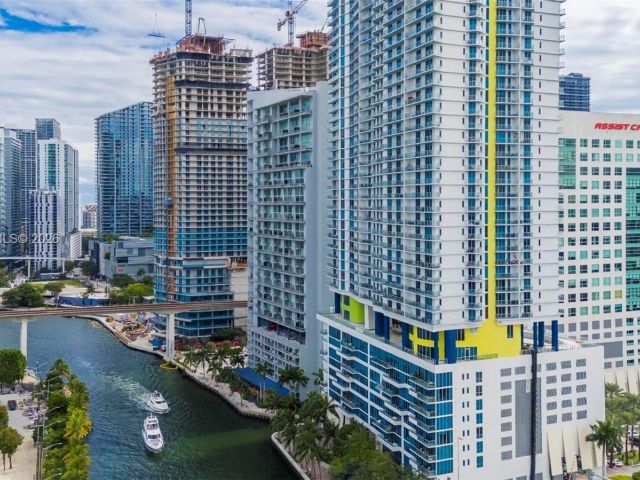 1-bedroom condo for rent in Miami - 185 SW 7th St 3508 - MondialRealty