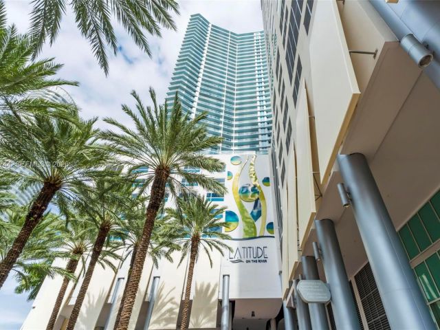 1-bedroom condo for rent in Miami - 185 SW 7th St 3508 - MondialRealty