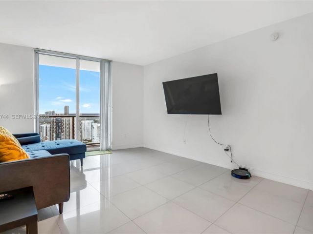 1-bedroom condo for rent in Miami - 185 SW 7th St 3508 - MondialRealty