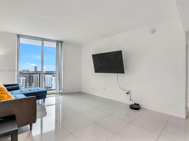 1-bedroom condo for rent in Miami - 185 SW 7th St 3508 - MondialRealty