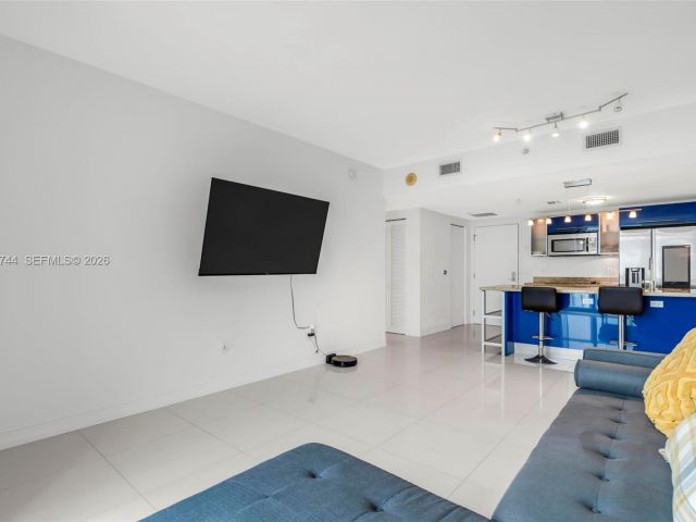 1-bedroom condo for rent in Miami - 185 SW 7th St 3508 - MondialRealty