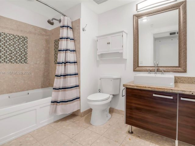 1-bedroom condo for rent in Miami - 185 SW 7th St 3508 - MondialRealty