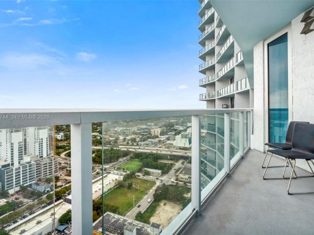 1-bedroom condo for rent in Miami - 185 SW 7th St 3508 - MondialRealty