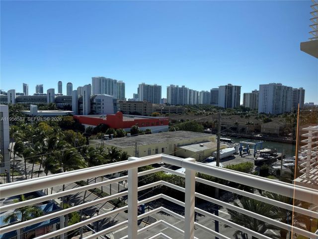 1-bedroom condo for sale in Aventura - 18800 NE 29th Ave 807 - MondialRealty