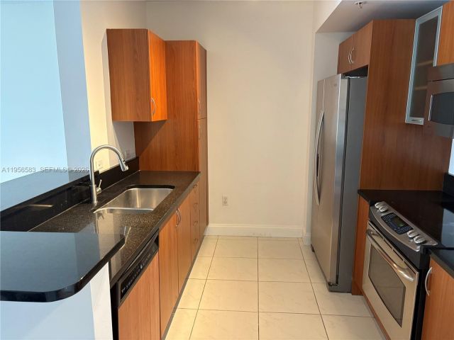 1-bedroom condo for sale in Aventura - 18800 NE 29th Ave 807 - MondialRealty