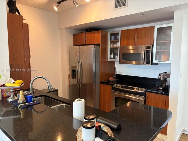 1-bedroom condo for sale in Aventura - 18800 NE 29th Ave 807 - MondialRealty