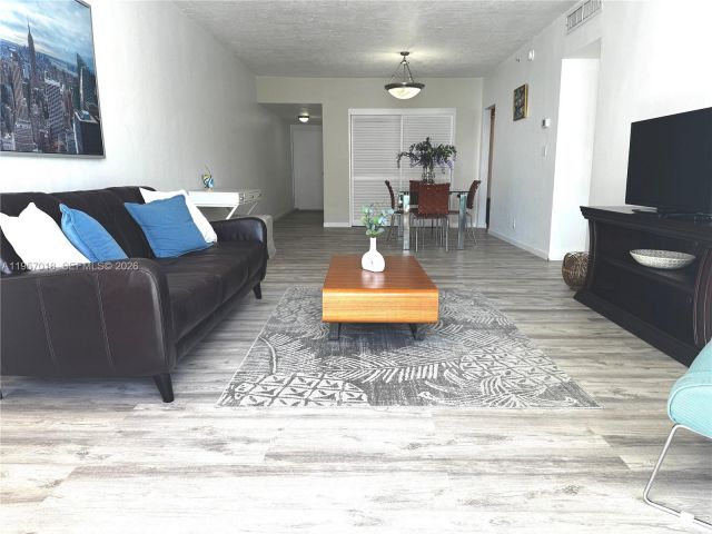 Apartment for sale  Unit #1006 - photo 7439144