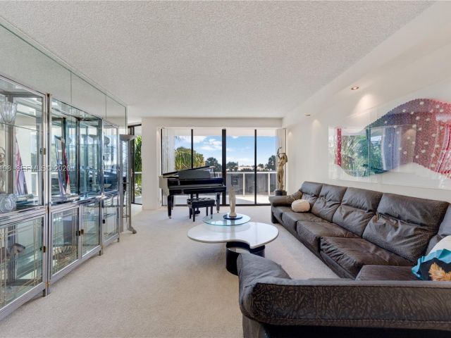 Apartment for sale  Unit #M6 - photo 7475086