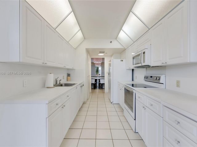 Apartment for sale  Unit #M6 - photo 7475097