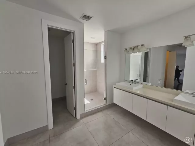 5-bedroom home for sale in Doral -  - MondialRealty