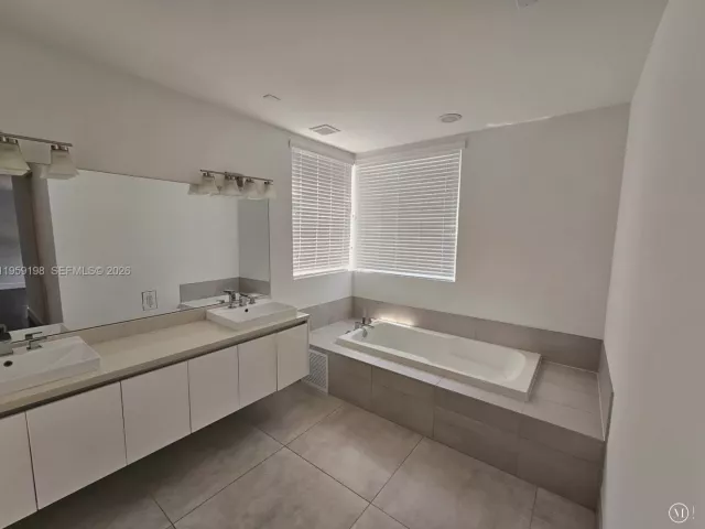 5-bedroom home for sale in Doral -  - MondialRealty