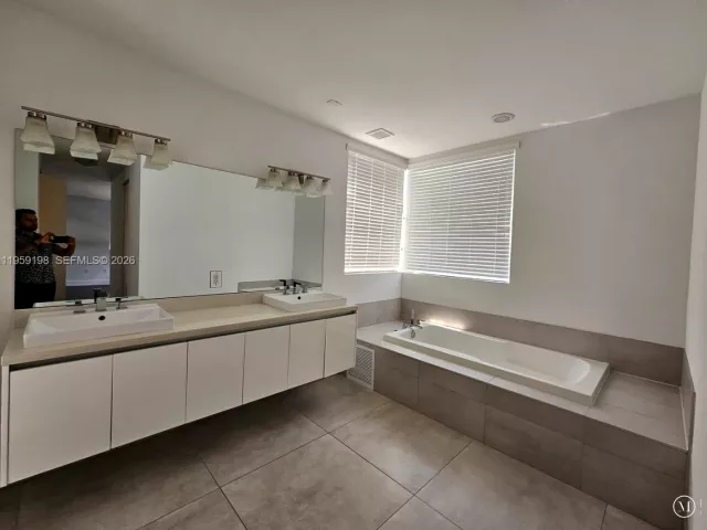 5-bedroom home for sale in Doral -  - MondialRealty