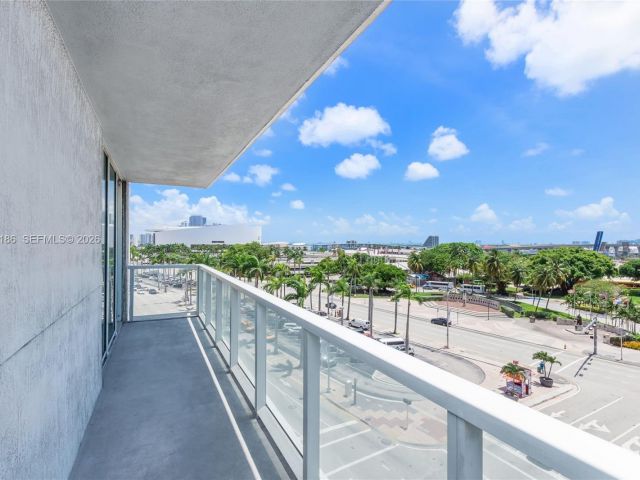 2-bedroom condo for rent in Miami - 244 Biscayne Blvd 502 - MondialRealty