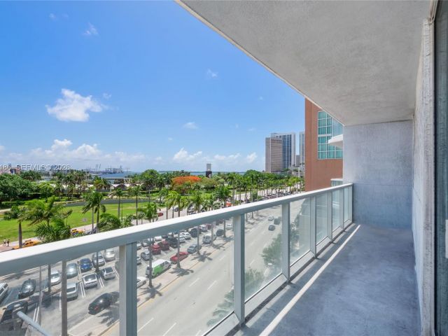 2-bedroom condo for rent in Miami - 244 Biscayne Blvd 502 - MondialRealty
