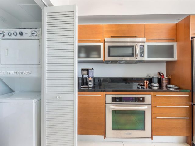 2-bedroom condo for rent in Miami - 244 Biscayne Blvd 502 - MondialRealty