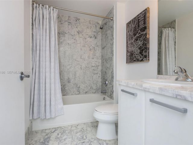 2-bedroom condo for rent in Miami - 244 Biscayne Blvd 502 - MondialRealty